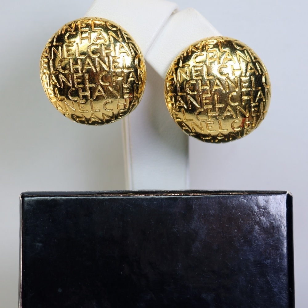 Chanel Monogram Vintage Gold Plated Clip-on Earrings in Mint Condition *signed* - Picture 7 of 16